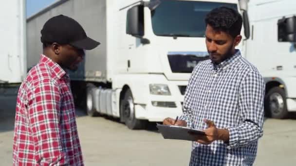 Indyjski Menedżer Afrykański Kierowca Ciężarówki Uścisk Dłoni Przez Ciężarówkę Dwie — Wideo stockowe