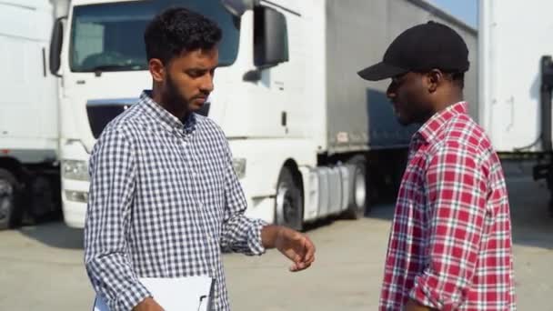 Indischer Manager Und Afrikanischer Trucker Geben Sich Lkw Die Hand — Stockvideo