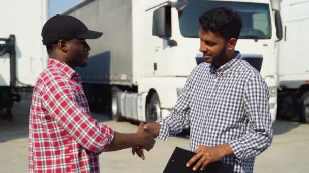 Индийский Менеджер Африканский Дальнобойщик Пожимают Друг Другу Руки Два Человека — стоковое видео