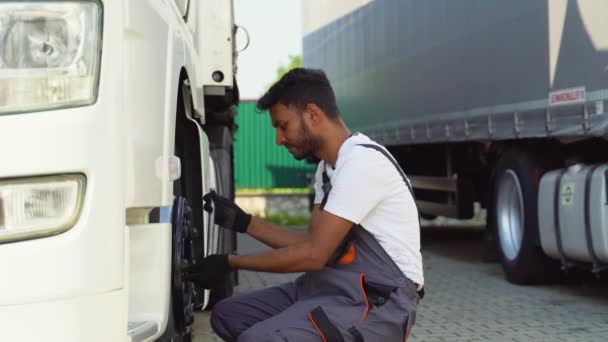 Motorista Caminhão Indiano Usando Chave Soquete Enquanto Muda Pneu Estrada — Vídeo de Stock