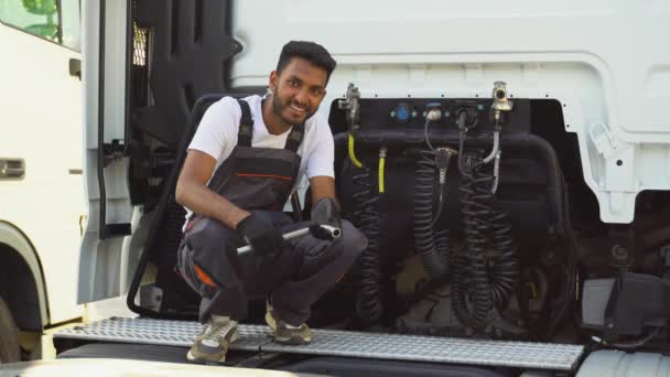 Retrato Reparador Indio Con Una Llave Inglesa Cerca Del Camión — Vídeo de stock