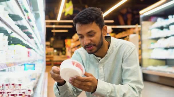 Hombre Indio Comprando Productos Lácteos Tienda Comestibles Vista Lateral Del — Vídeos de Stock