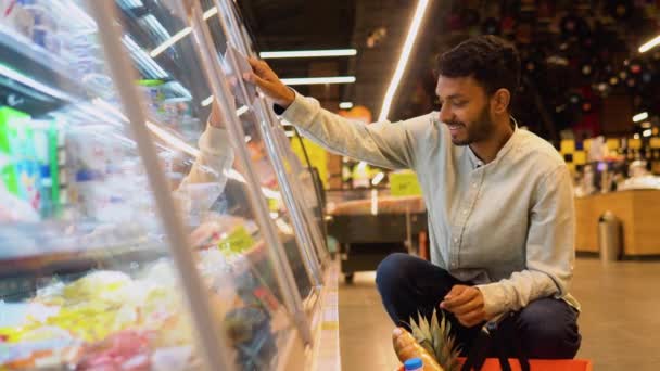 Pohled Pohledného Indiána Jak Kupuje Sýr Muž Nakupující Sýr Obchodě — Stock video