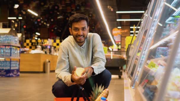 Retrato Índio Comprar Queijo Homem Fazer Compras Queijo Supermercado — Vídeo de Stock