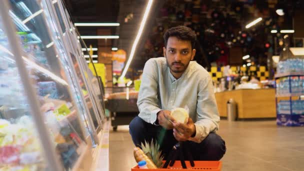 Retrato Indio Comprando Queso Hombre Comprando Queso Tienda Comestibles — Vídeos de Stock
