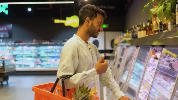 Homem Compra Uma Salsicha Fumada Não Cozida Supermercado — Vídeo de Stock