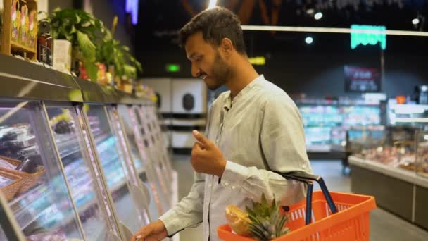 Hintli Adam Süpermarketten Pişmemiş Füme Sosis Alır — Stok video
