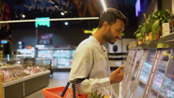 印度男人在超级市场买了一个未煮熟的熏肠 — 图库视频影像