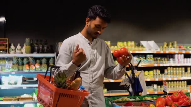 トマトを購入するインド人の男性の側面のビュー — ストック動画