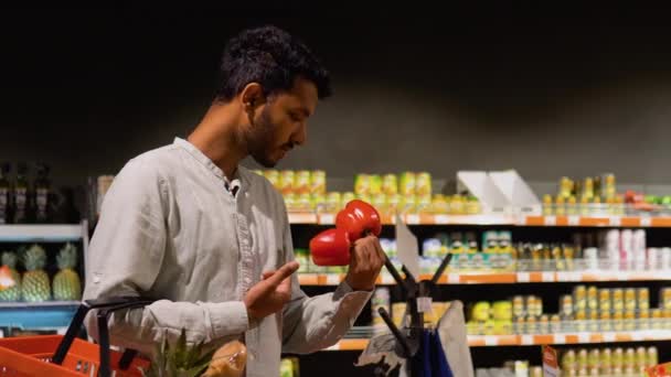 Vista Lateral Homem Indiano Comprando Tomate Pimenta Homem Asiático Segurando — Vídeo de Stock