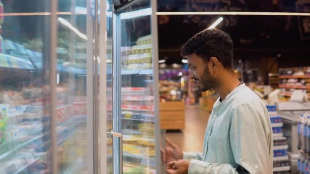 インドのアジアの男は ウズラエッグを購入しながら市場で買い物をしている — ストック動画