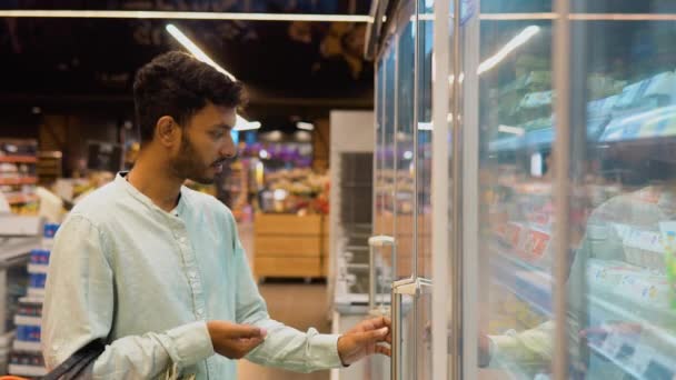 インドのアジアの男は ウズラエッグを購入しながら市場で買い物をしている — ストック動画