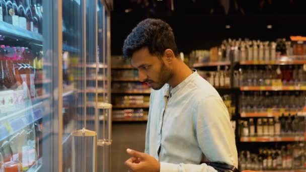 Индийский Мужчина Делает Покупки Рынке Покупая Холодные Напитки — стоковое видео