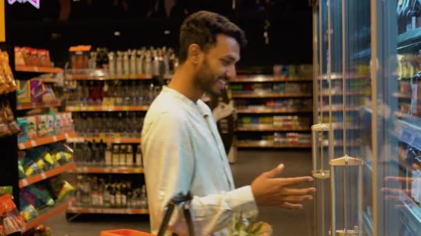 Hintli Adam Soğuk Içecek Alırken Marketten Alışveriş Yapıyor — Stok video