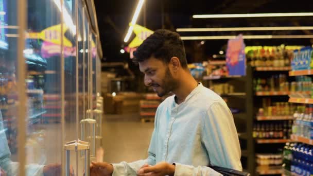 Indiase Man Doet Winkelen Markt Terwijl Het Kopen Van Koud — Stockvideo