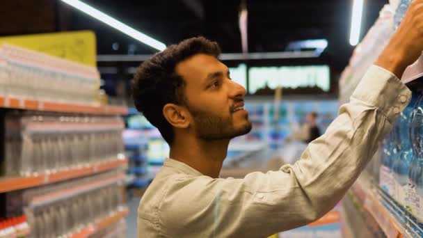 Красивый Индеец Держит Корзину Покупает Минеральную Воду Супермаркете — стоковое видео