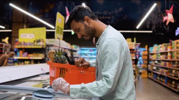 Индийский Мужчина Покупает Замороженные Морепродукты Супермаркете — стоковое видео