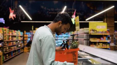 Hintli adam süpermarketten donmuş balık alıyor..