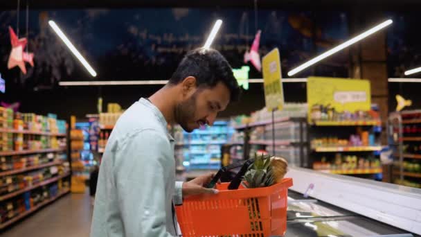Индийский Мужчина Покупает Замороженные Морепродукты Супермаркете — стоковое видео