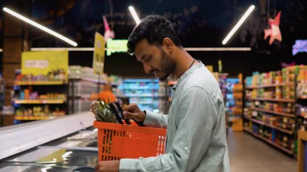 Uomo Indiano Che Acquista Pesce Congelato Frutti Mare Nel Supermercato — Video Stock