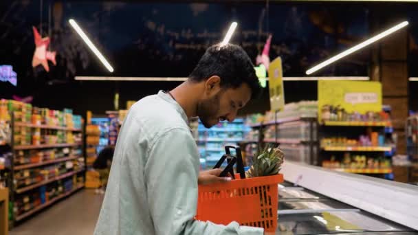 Hintli Adam Süpermarketten Donmuş Balık Alıyor — Stok video