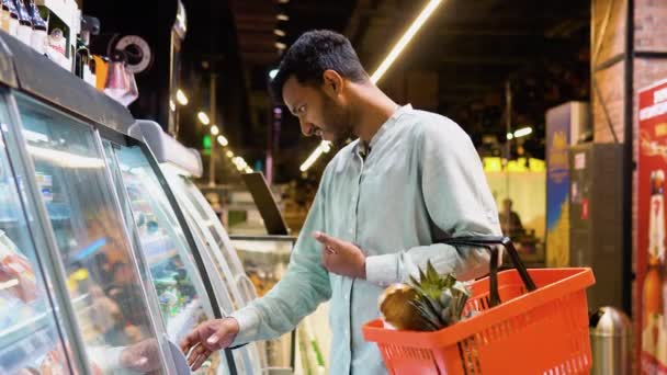Hombre Indio Comprando Pescado Fresco Salmón Mariscos Supermercado Tienda Minorista — Vídeo de stock