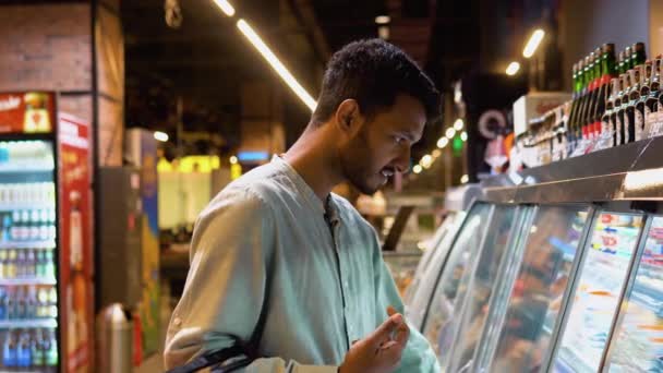 Hombre Indio Comprando Pescado Fresco Salmón Mariscos Supermercado Tienda Minorista — Vídeos de Stock