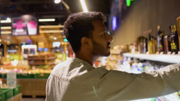 Indiai Férfi Vásárol Ananász Szupermarketben — Stock videók
