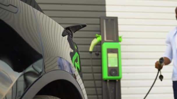 Sort Mand Tilslutte Opladningskabel Til Elektrisk Køretøj Oplader Batterier – Stock-video