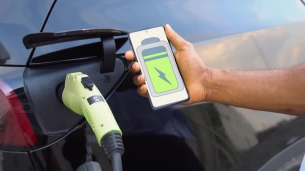 Orang Kulit Hitam Menggunakan Aplikasi Mobile Untuk Mengontrol Baterai Mobil — Stok Video