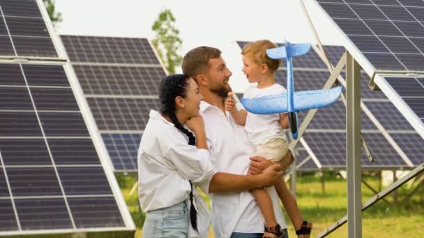 Сім Сонячними Панелями Концепція Відновлюваної Енергетики Щаслива Сім Стоїть Перед — стокове відео