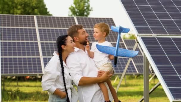 Famiglia Con Azienda Agricola Pannelli Solari Concetto Energia Verde Amare — Video Stock