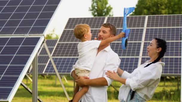 Famiglia Con Pannelli Solari Concetto Energia Rinnovabile Genitori Neonato Che — Video Stock