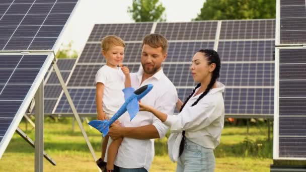 Famiglia Con Pannelli Solari Concetto Energia Rinnovabile Genitori Neonato Che — Video Stock