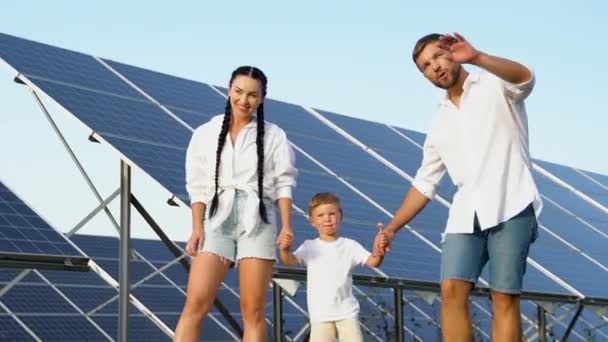 Familia Caminando Cerca Paneles Solares Concepto Vida Verde — Vídeos de Stock