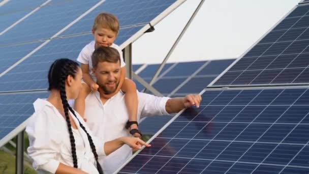 在太阳能电池板附近的快乐家庭 父亲向家庭介绍现代能源资源 — 图库视频影像