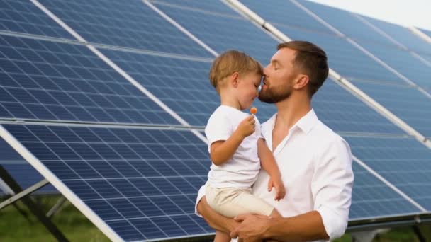 父亲和儿子在太阳能电池板附近父亲赠与儿子现代能源资源 — 图库视频影像