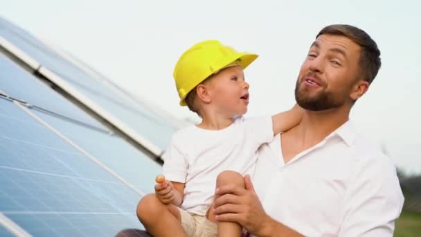 Padre Hijo Con Sombreros Duros Cerca Del Panel Solar Concepto — Vídeos de Stock