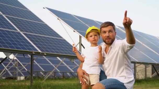 Otec Jeho Malý Syn Žluté Helmě Poblíž Solárních Panelů — Stock video