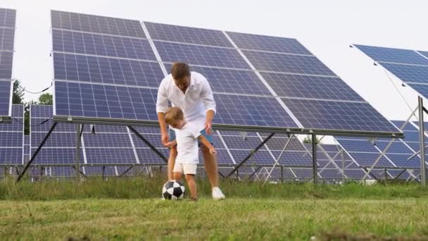 Padre Hijo Juegan Fútbol Cerca Los Paneles Solares — Vídeo de stock
