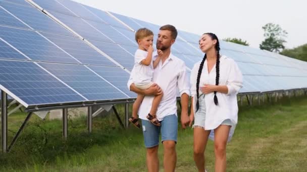 Familievandring Nær Solcellepaneler Grønt Levende Konsept – stockvideo