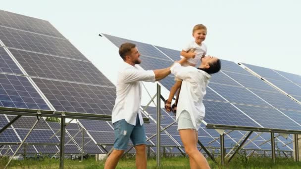 Szczęśliwa Młoda Rodzina Małym Chłopcem Bawiącym Się Tle Paneli Słonecznych — Wideo stockowe