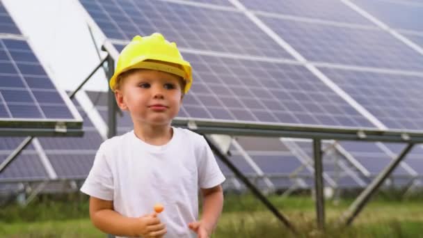 儿童在太阳能电池板附近的画像 — 图库视频影像
