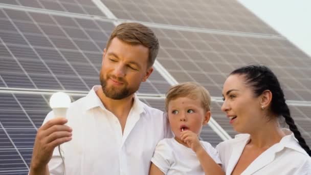 Familie Mit Glühbirne Der Nähe Von Solarzellen — Stockvideo