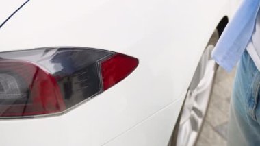 Bir adam elektrikli bir arabaya şarj kablosu takamaz..