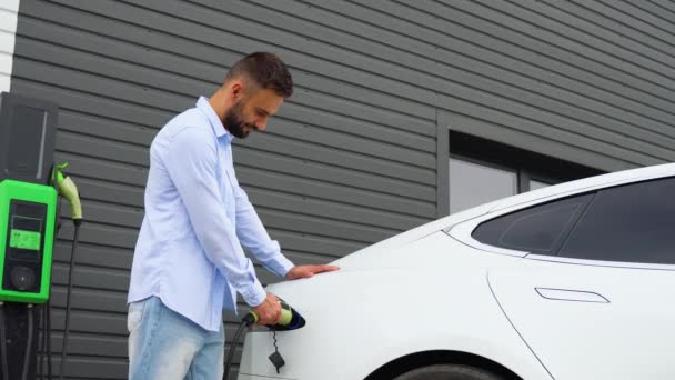 Evin Yanında Elektrikli Araba Şarj Eden Bir Adam Var — Stok video