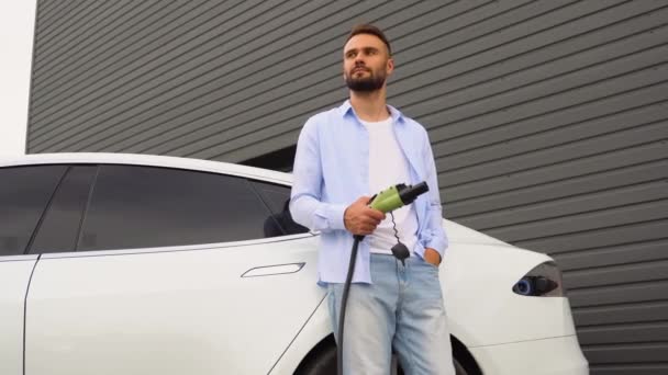 Homme Avec Chargeur Station Recharge — Video