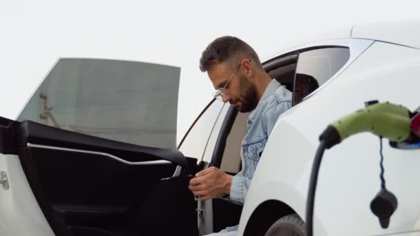 Hombre Barbudo Con Smartphone Esperando Final Del Proceso Carga Batería — Vídeos de Stock
