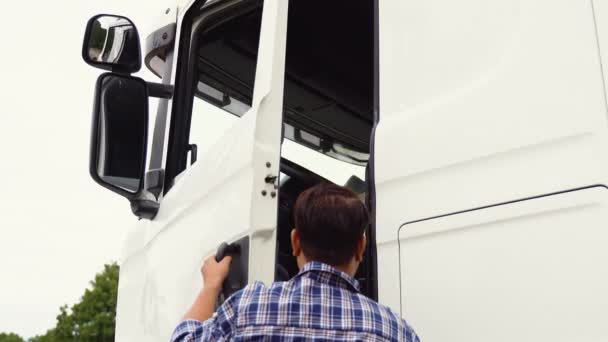 Indyjski Kierowca Ciężarówki Siedzi Swojej Ciężarówce Parkingu — Wideo stockowe