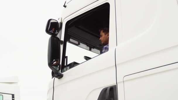 トラック車を運転し 目的地に貨物を届けるカジュアルな服のプロのインドのトラック運転手 — ストック動画